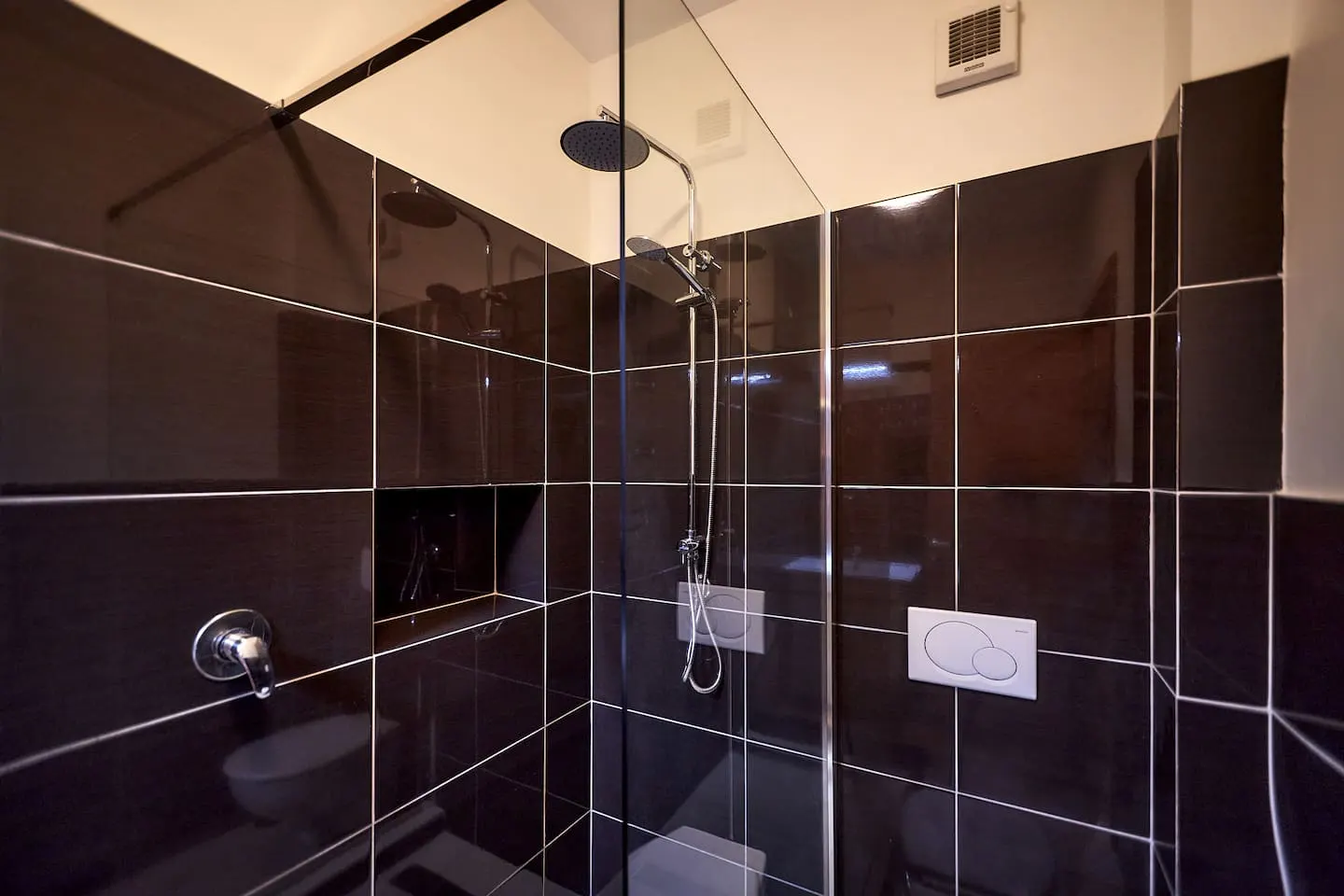 Breathtaking ocean view in city center — Full bathroom 2