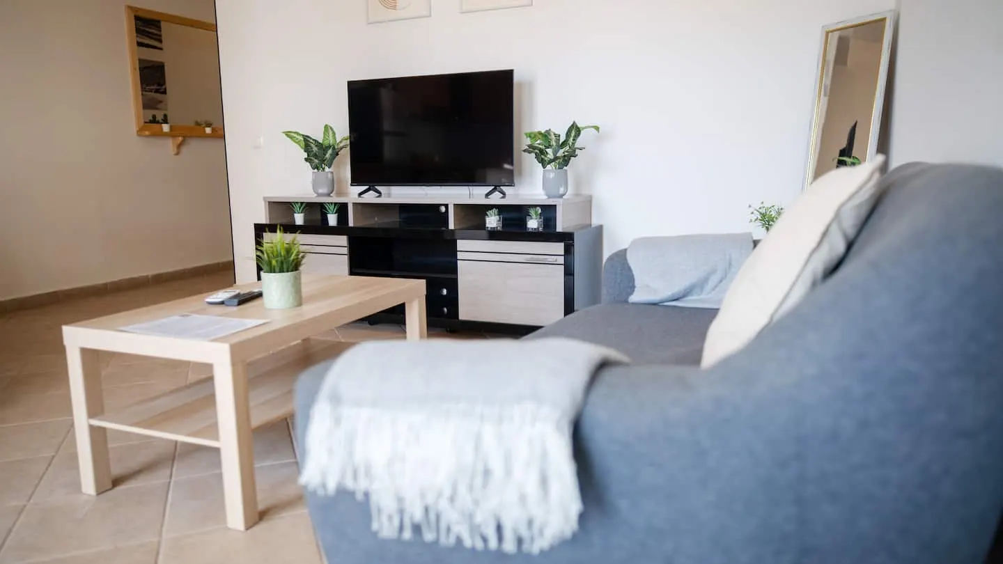 Coconut Houses- 3min beach- AC-SmartTV- Wash Machi — Living room