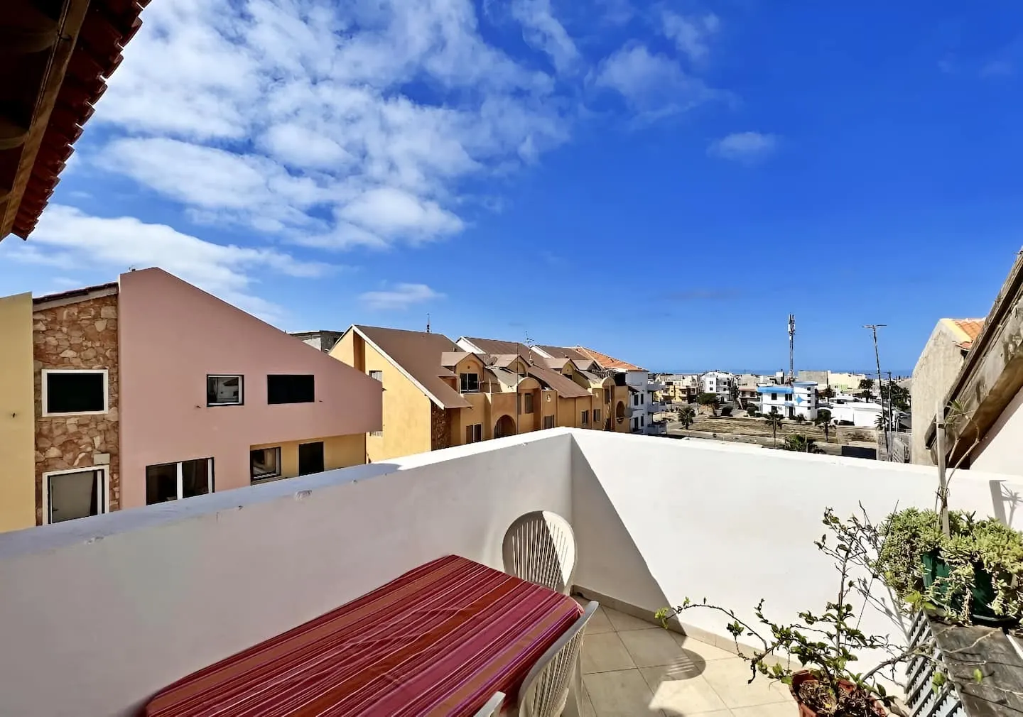 Bright Top Floor with Terrace — Exterior